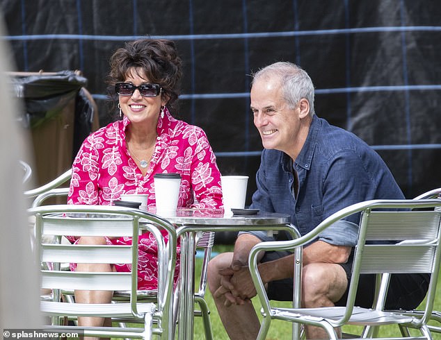 Fernsehkoch Phil Vickery sonnte sich am Dienstag bei der Southport Flower Show in der Sonne.  Kaum eine Spachtellänge von ihm entfernt saß Lorraine Spanton, 58, die ihre Augen hinter einer Sonnenbrille versteckte