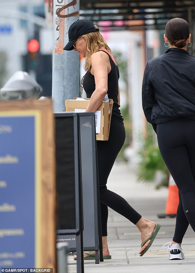 Weiter geht es: Jennifer Aniston, 54, scheint sich zurückzuhalten, nachdem sie versehentlich in eine Antisemitismus-Kontroverse rund um Jamie Foxx, 55, verwickelt war