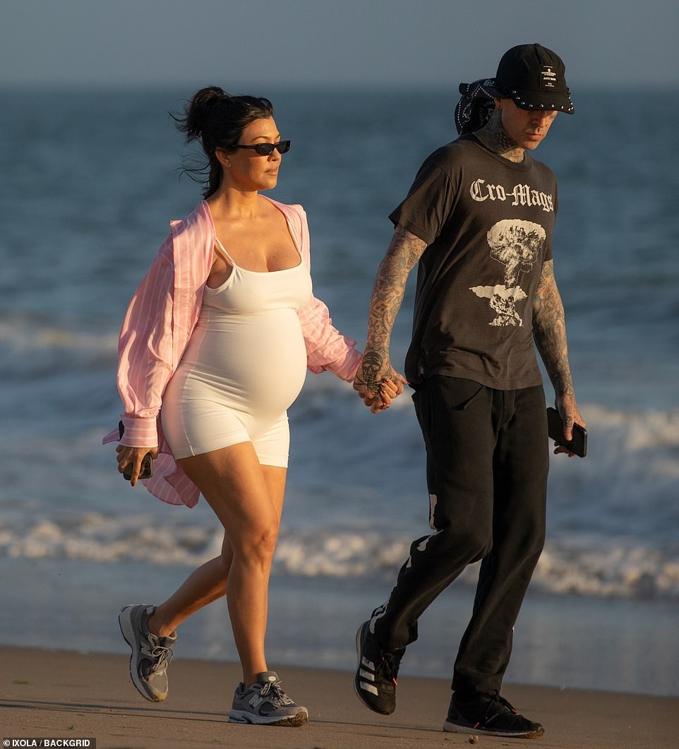 EXKLUSIV: Kourtney Kardashian, 44, zeigt ihren Schwangerschaftsbauch in einem weißen Umstandsbody, während sie und ihr Ehemann Travis Barker, 47, einen Spaziergang in Santa Barbara genießen