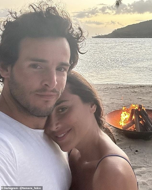 Tamara Falco, 41, und Ehemann Inigo Oneva, 34, genossen in den letzten Momenten ihrer Flitterwochen auf Bora Bora ein Feuer am Strand