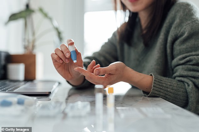Fingerabdrucktests für ein Hormon namens Östradiol werden von Online-Händlern für zwischen 50 und 180 £ verkauft, Experten haben jedoch gewarnt, dass sie unzuverlässig sein könnten