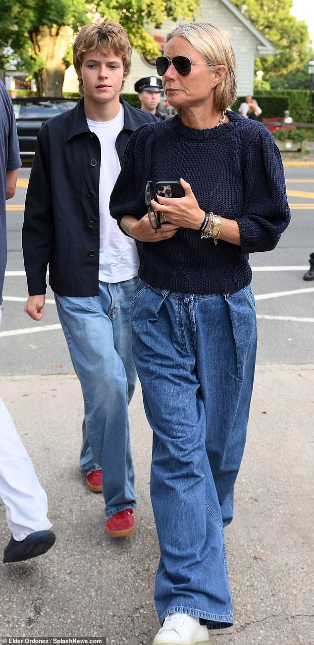 Ausflug: Gwyneth Paltrow, 50, brachte ihren 17-jährigen Sohn Moses Martin und ihren Ex-Mann Chris Martin mit, um am Montag Ed Sheeran in den Hamptons zu sehen