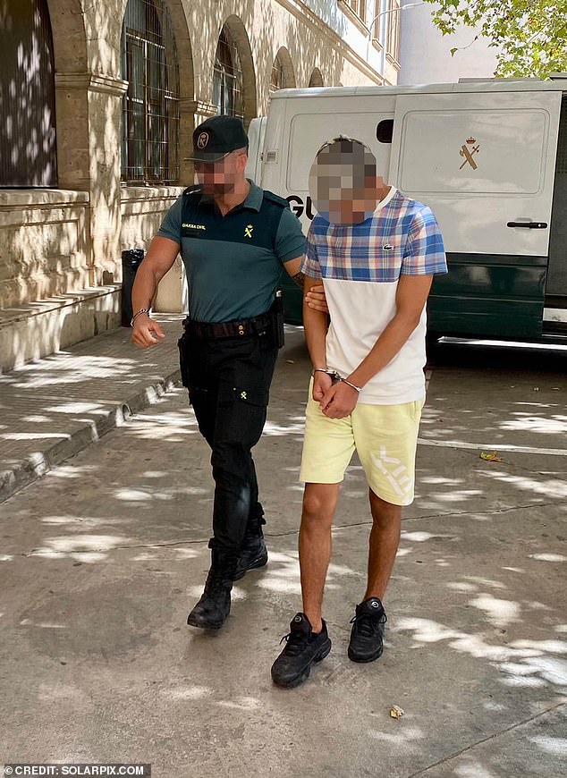Auf den ersten Bildern der sechs Männer hielt einer der Verdächtigen seinen Kopf gesenkt und starrte auf den Boden, als er von einem Beamten der Guardia Civil in Handschellen in ein Gericht in der mallorquinischen Hauptstadt Palma geführt wurde