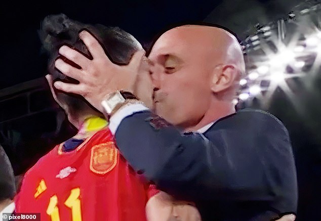 Luis Rubiales, Chef des Königlich Spanischen Fußballverbandes, ist abgebildet, wie er die Starspielerin Jenni Hermoso küsst, nachdem die spanische Mannschaft die Weltmeisterschaft gewonnen hat