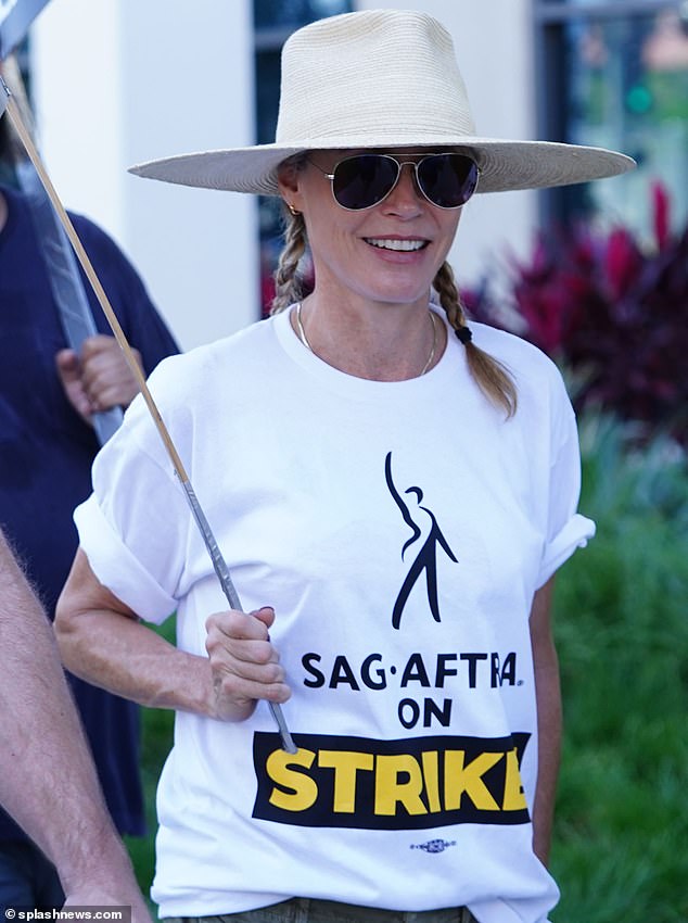Im Streik: Am Montag fand ein Modern-Family-Treffen statt, als sich Julie Bowen und Jesse Tyler Ferguson an der Streikpostenlinie in Los Angeles zusammenschlossen
