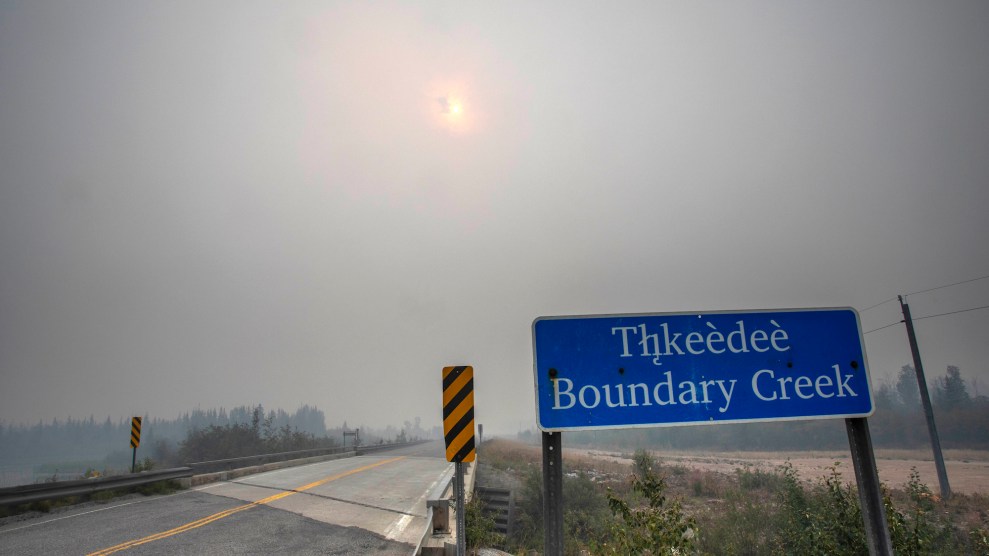 Ein Schild, das sagt "Thkeedee Boundary Creek" umgeben von Rauch