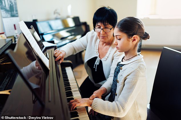 Die in der Fachzeitschrift „Psychology and Aging“ veröffentlichte Studie kam zu dem Schluss, dass das Erlernen des Notenlesens und die Beherrschung der präzisen Bewegungen einer Musikdarbietung die kognitiven Fähigkeiten der Menschen über Jahre hinweg verbessern könnten