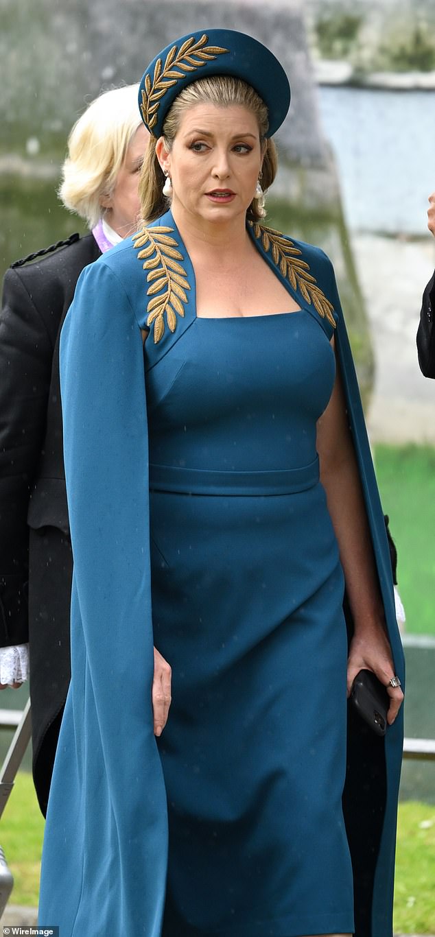 Fans des ikonischen blaugrünen Kleides von Penny Mordaunt (50) können es bis zum 2. September in London persönlich sehen