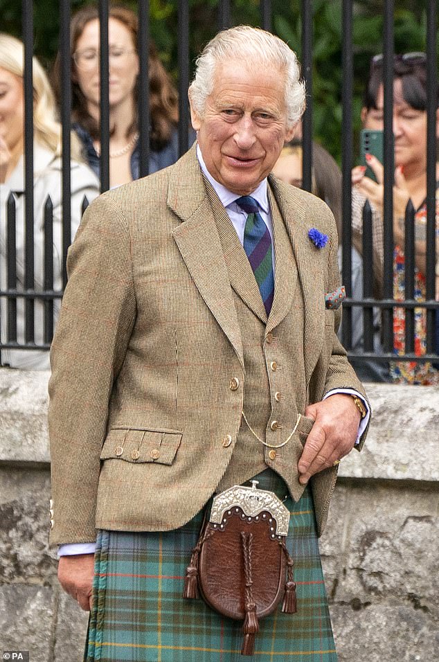 König Charles zog heute bei seiner Ankunft in Balmoral einen Kilt und traditionelle schottische Kleidung an, als er eine Militäreinheit inspizierte