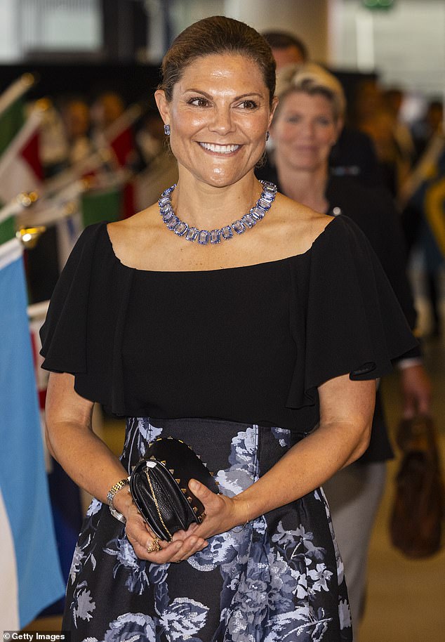 Kronprinzessin Victoria von Schweden machte heute in einem Blumenkleid eine elegante Figur, als sie an einer Preisverleihung für Nachhaltigkeit in Stockholm teilnahm