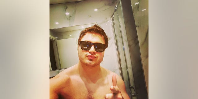 John Daniels auf einem Facebook-Selfie, ohne Hemd und mit Sonnenbrille