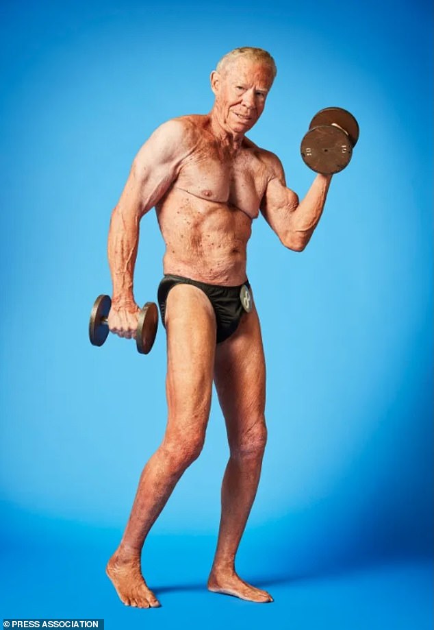 Jim Arrington, der nächsten Monat 91 Jahre alt wird, wurde zum ältesten Bodybuilder der Welt ernannt.  Er sagte gegenüber DailyMail.com, dass er mit seinen Beinen bis zu 250 Pfund heben kann – oder das 1,5-fache seines Körpergewichts