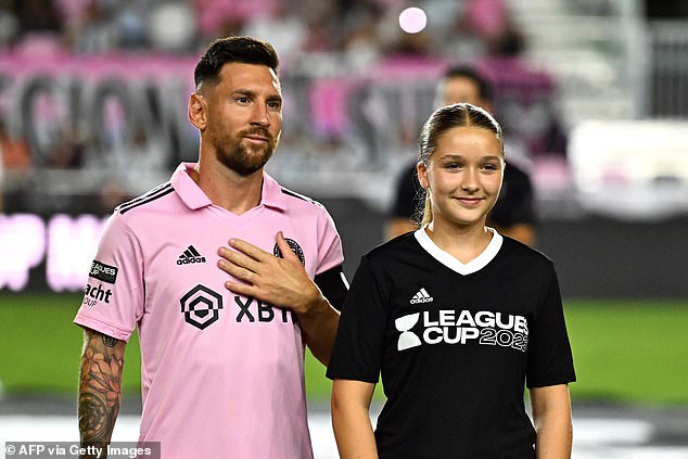 Lionel Messi betrat das Spielfeld mit Harper Beckham – David Beckhams Tochter