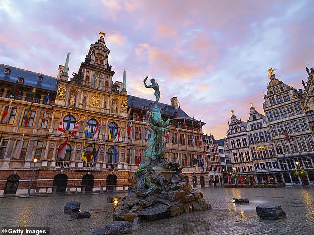 Könnte Belgien das nächste große Reiseziel für sonnenhungrige Briten werden, die der extremen Hitze im Mittelmeer entgehen wollen?  (Im Bild: Antwerpens Brabo-Brunnen und Rathaus)
