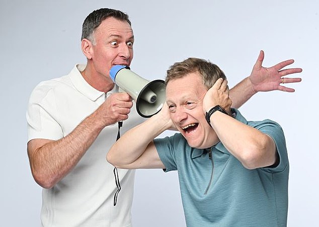 „It's All Kicking Off“ ist ein aufregender neuer Podcast von Mail Sport, gemeinsam moderiert vom ehemaligen Premier-League-Sieger Chris Sutton (links) und Mail Sport-Fußballredakteur Ian Ladyman (rechts).