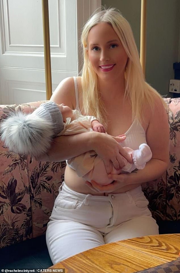 Rachel McIntyre aus Großbritannien begrüßte Ende Juli ihr erstes Enkelkind (im Bild gemeinsam), nachdem sie letztes Jahr herausfand, dass ihre 17-jährige Tochter schwanger war