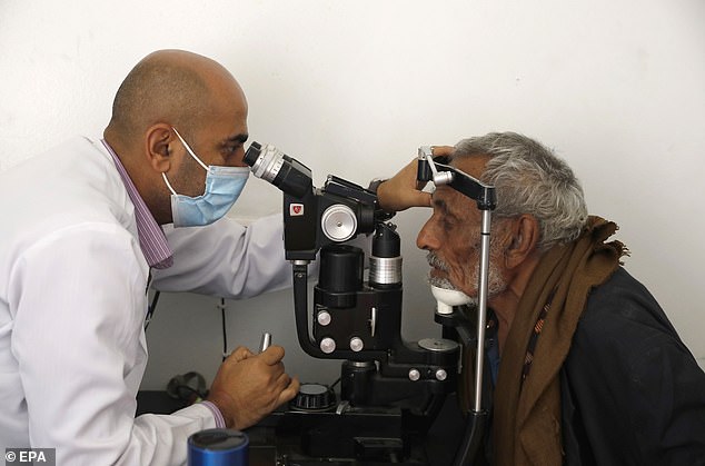 Forscher der University of Liverpool und der Manchester Metropolitan University optimieren die Geräte, die derzeit von Optikern in Großstädten zur Erkennung diabetischer peripherer Neuropathie verwendet werden ((Dateibild eines Arztes, der das Auge eines Patienten untersucht)