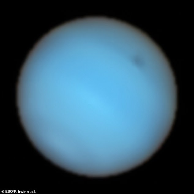 Mit dem Very Large Telescope (VLT) der Europäischen Weltraumorganisation haben Wissenschaftler einen großen dunklen Fleck auf Neptun beobachtet, der einen Durchmesser von etwa 6.200 Meilen (10.000 km) hat – 20-mal so groß wie der Grand Canyon