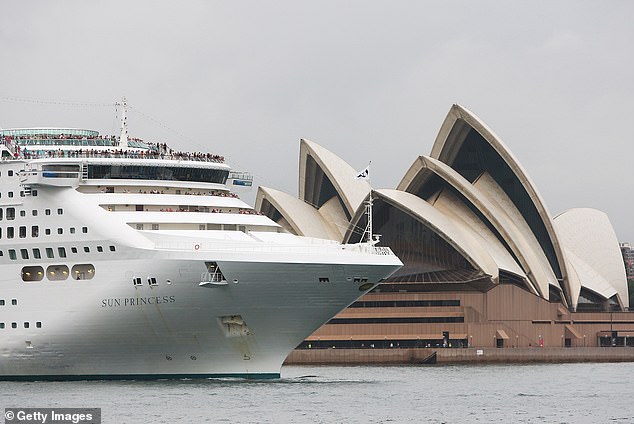Rund 200 ehemalige Passagiere könnten sich einer Sammelklage gegen Carnival Cruises anschließen, nachdem ein Norovirus-Ausbruch auf der Sun Princess (im Bild) weit verbreitetes Erbrechen und Durchfall verursachte