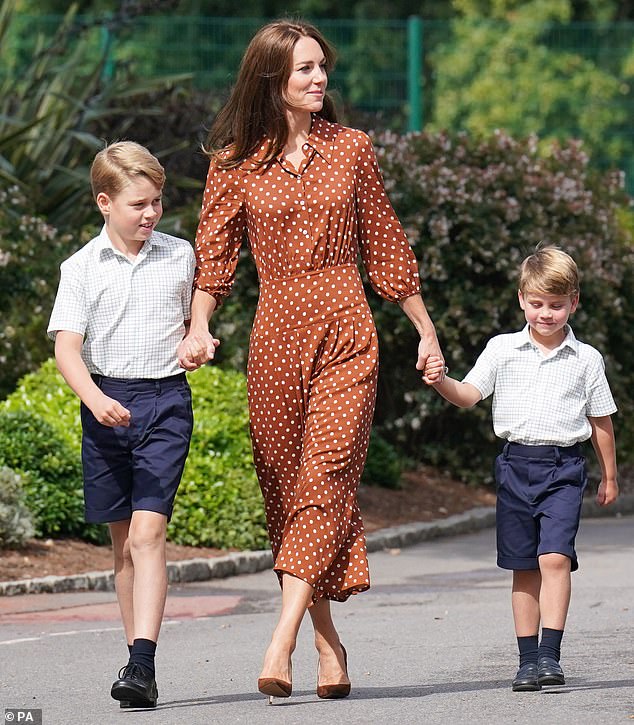 Im Bild: Kate Middleton hält im September 2022 vor ihrem ersten Tag an der Lambrook School die Hände von Prinz George und Prinz Louis