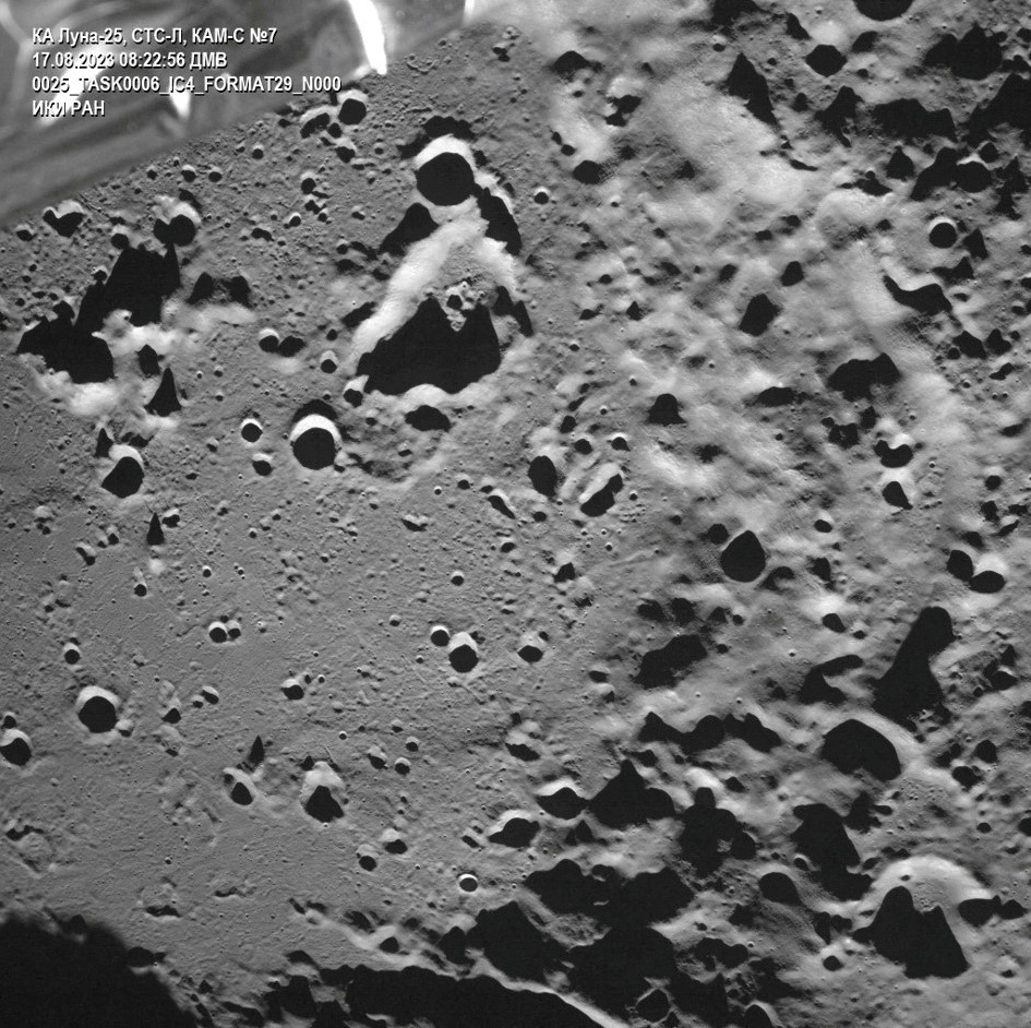 Ein Bild der Kamera der Mondlandesonde Luna-25 zeigt den Zeeman-Krater auf der anderen Seite des Mondes