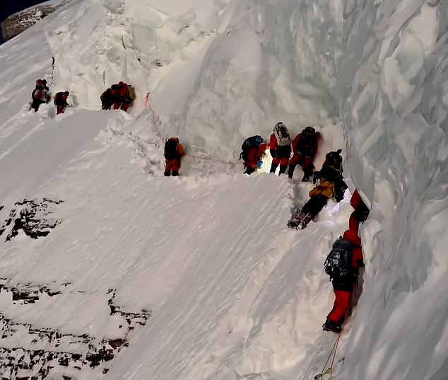 Erinnerungen an einen mühsamen Aufstieg kamen diese Woche hoch, als Drohnenaufnahmen von den Sterbemomenten des 27-jährigen Pakistaners Muhammad Hassan an den Hängen des K2-Berges viral gingen.