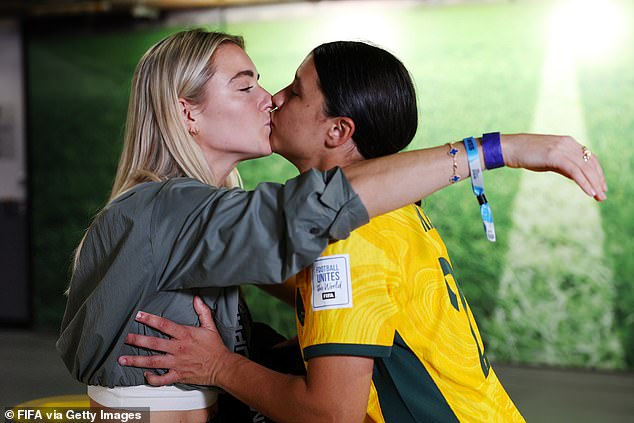 Matildas-Star Sam Kerr (rechts) wurde fotografiert, als sie mit ihrer Fußballfreundin Kristie Mewis (links) den unglaublichen Sieg des Teams feierte.