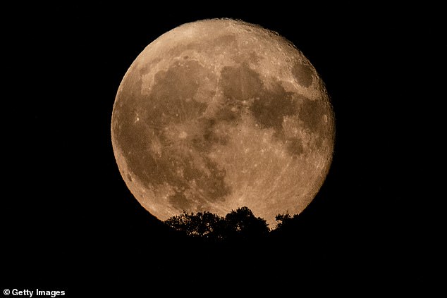 Achtung für Frühaufsteher: In Großbritannien erreicht der superblaue Mond am Donnerstag gegen 02:35 Uhr BST seinen Höhepunkt. Sie müssen also Ihren Wecker stellen, wenn Sie die beste Aussicht haben möchten
