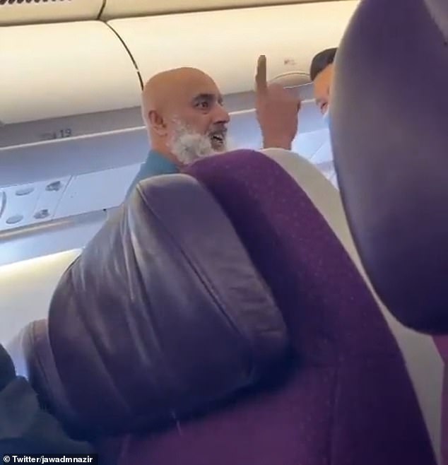 Ein störender Passagier an Bord eines Malaysia-Airlines-Fluges hat dafür gesorgt, dass dieser zurückgewiesen wurde, nachdem er offenbar begonnen hatte, Passagiere anzuschreien, ob sie Sklaven Allahs seien