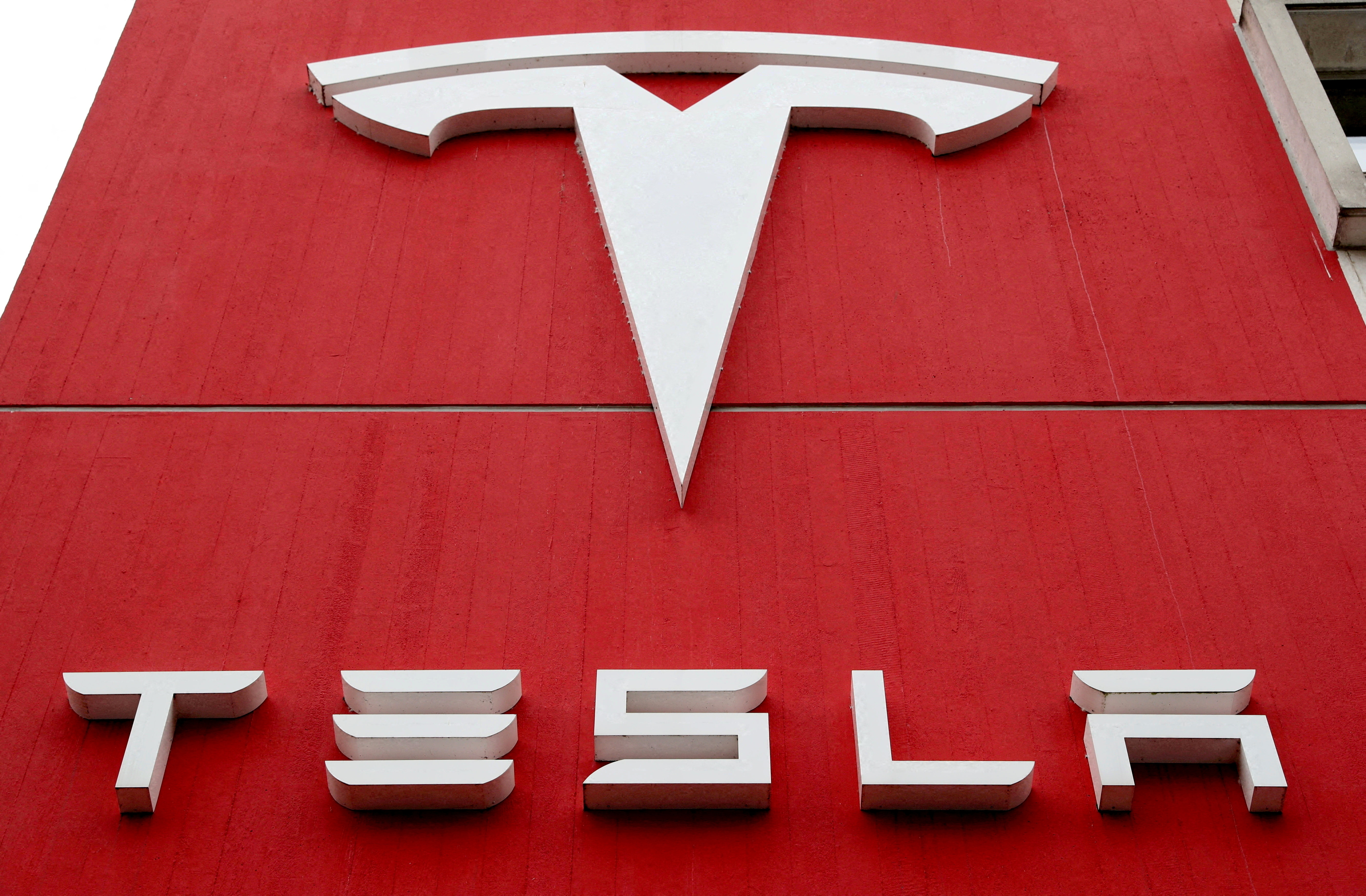 Das Logo des Autoherstellers Tesla ist in Bern, Schweiz, zu sehen