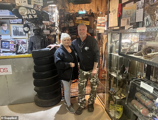 Adrian und Linda Bennett (im Bild) haben ihren Traum wahr gemacht, indem sie von Bradford, England, in die winzige, staubige Stadt Silverton im Outback von New South Wales gezogen sind