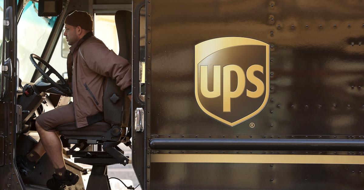 Ein UPS-Fahrer in einem LKW