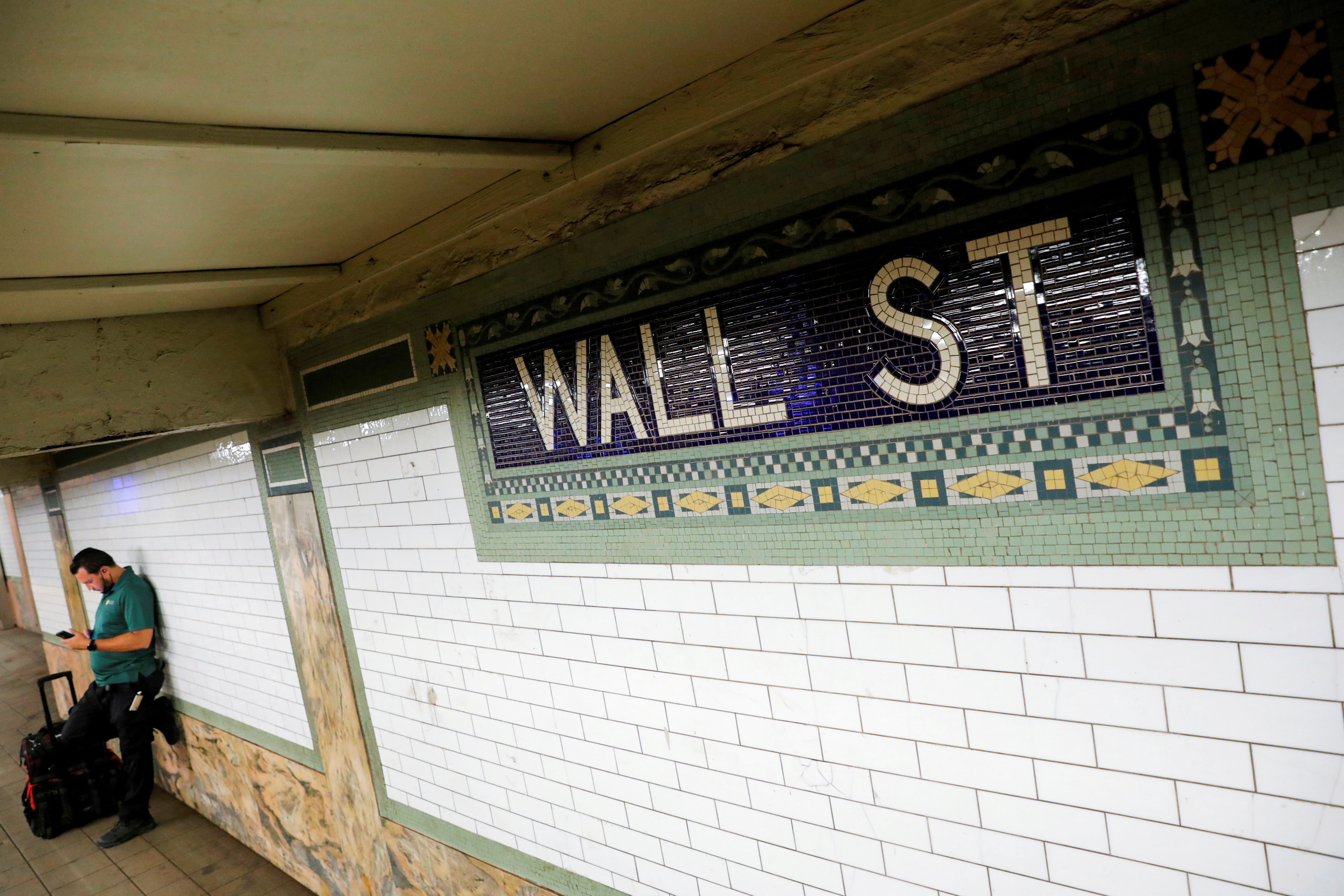 Eine Person wartet auf dem U-Bahnsteig Wall Street im Finanzviertel von Manhattan, New York City