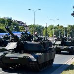 Polen demonstriert seine militärische Stärke in einer riesigen Parade, während die Wahlen bevorstehen