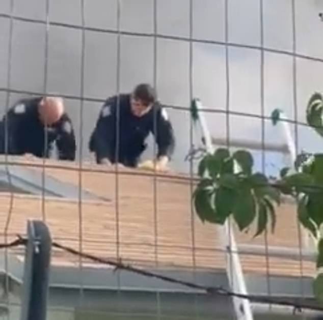Unglaubliche Aufnahmen zeigen den Moment, in dem zwei der drei Personen an Bord des Hubschraubers auf dem Dach eines Apartmentkomplexes in Pompano Beach in Sicherheit kroch