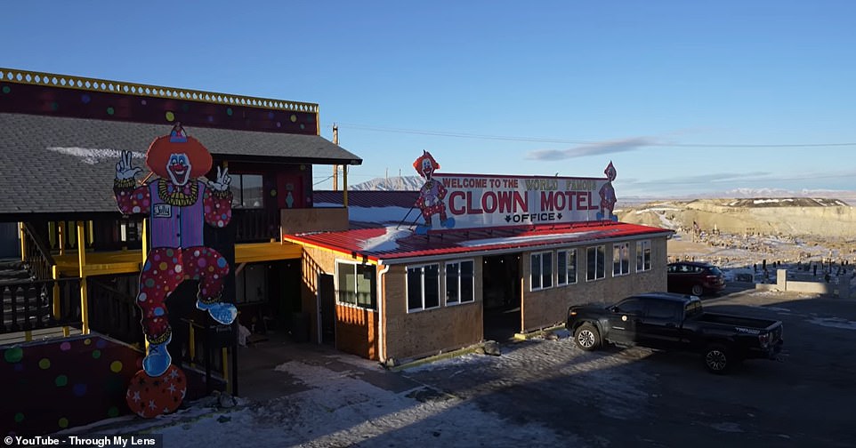 Ein YouTube-Video bietet einen Einblick in den Aufenthalt im Clown Motel in Tonopah, Nevada, das stolz darauf ist, „Amerikas gruseligstes Motel“ zu sein.