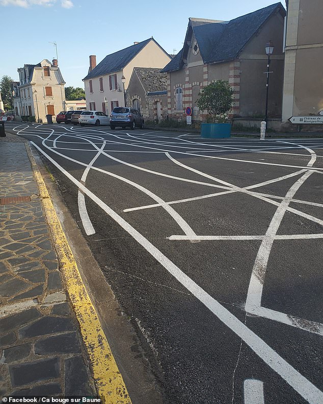 Das französische Dorf Baune hat bizarre neue Straßenmarkierungen (oben) eingeführt, um Autofahrer davon abzuhalten, mit hoher Geschwindigkeit durch das Gebiet zu fahren
