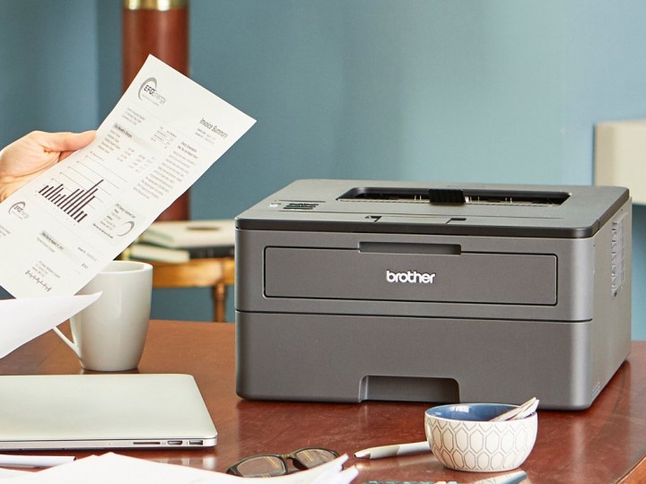 Brother HL-L2325DW Monochrom-Laserdrucker auf einem Schreibtisch.