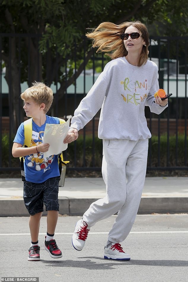Begeistert: Whitney Port wurde am Freitag im Muttermodus gesehen, als sie mit ihrem Sohn in Los Angeles ausstieg