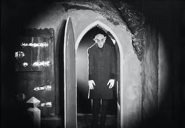 Graf Orlok steht in Nosferatu im Türrahmen