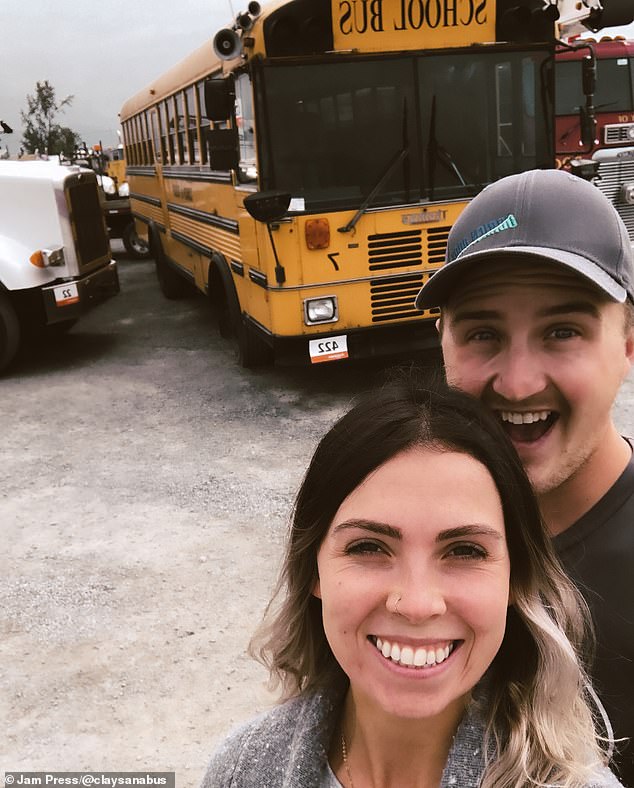 Emilie Herbert und Matt Rogne verkauften ihr Haus und kauften einen Schulbus, um ihn zu renovieren und darin zu wohnen