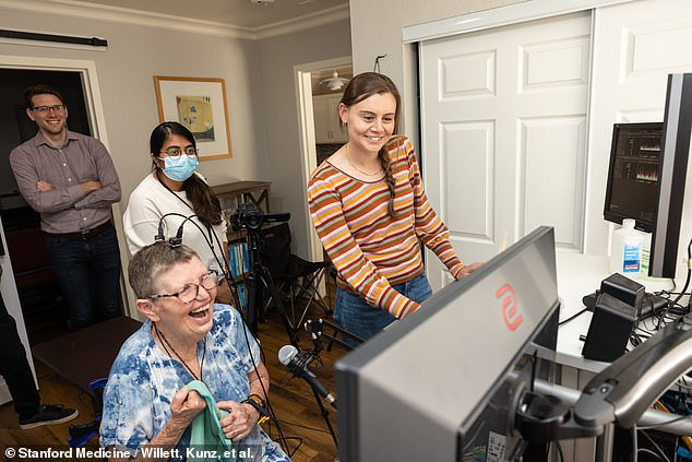 Dank vier in ihr Gehirn implantierten Sensoren in Baby-Aspirin-Größe erlangt die 68-jährige Pat Bennett (unten links) im Rahmen einer klinischen Studie an der Stanford University ihre Sprechfähigkeit zurück