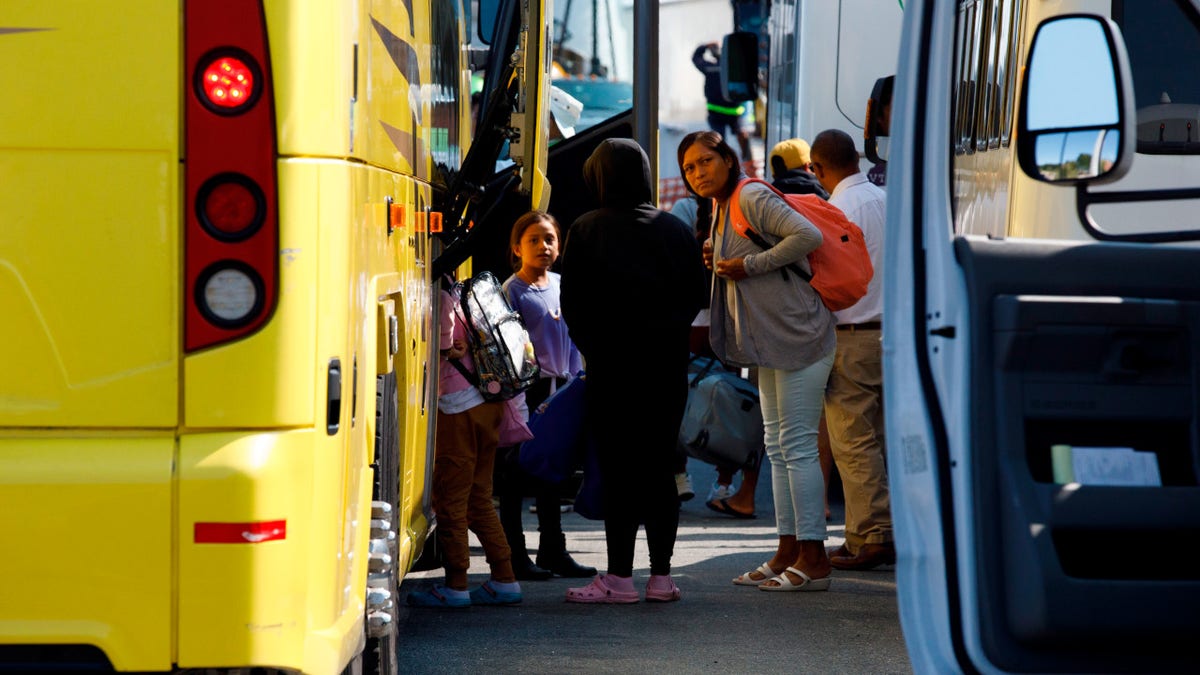 Venezolanische Migranten steigen in Martha's Vineyard, Massachusetts, in einen Bus.