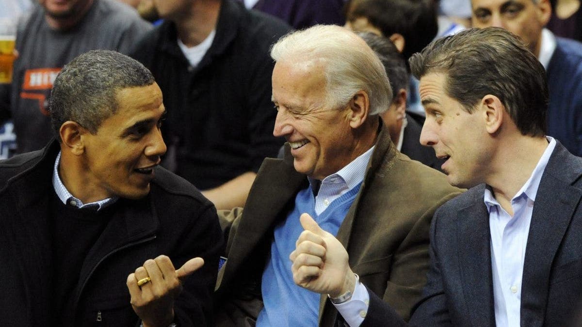 US-Präsident Barack Obama (L) begrüßt Vizepräsident Joe Biden (C) und seinen Sohn Hunter Biden