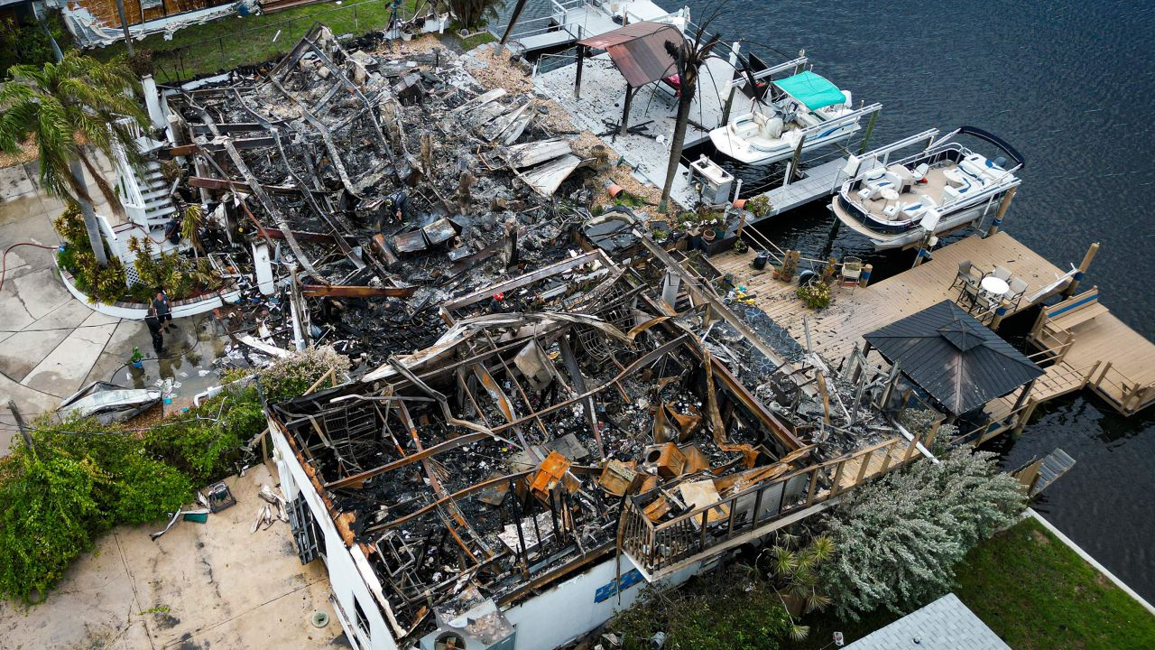 Luftaufnahmen von verbrannten Trümmern sind dort zu sehen, wo am 30. August nach der Explosion eines Leistungstransformators in der Gemeinde Signal Cove in Hudson, Florida, ein Haus stand, nachdem Hurrikan Idalia auf Land traf.