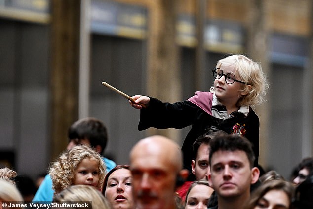 Junge Fans entschieden sich für Brillen im Harry-Potter-Stil