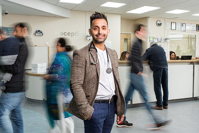 Der in Bradford geborene Allgemeinmediziner Dr. Amir Khan ist oft in Lorraine und Good Morning Britain zu sehen, wo er den Zuschauern tagsüber Gesundheitsratschläge gibt.  Hier ist er in der Channel 5-Sendung GPs Behind Closed Doors abgebildet