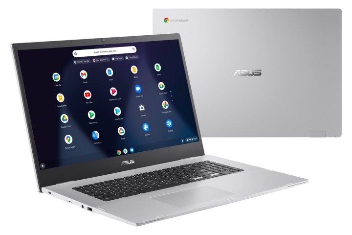 Ein 17-Zoll-Chromebook von Asus steht offen im Vordergrund, die Rückseite des Geräts im Hintergrund.