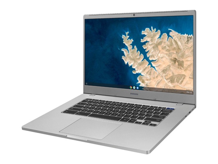 Ein Seitenwinkel des 15,6-Zoll-Chromebooks von Samsung vor einem weißen Hintergrund.