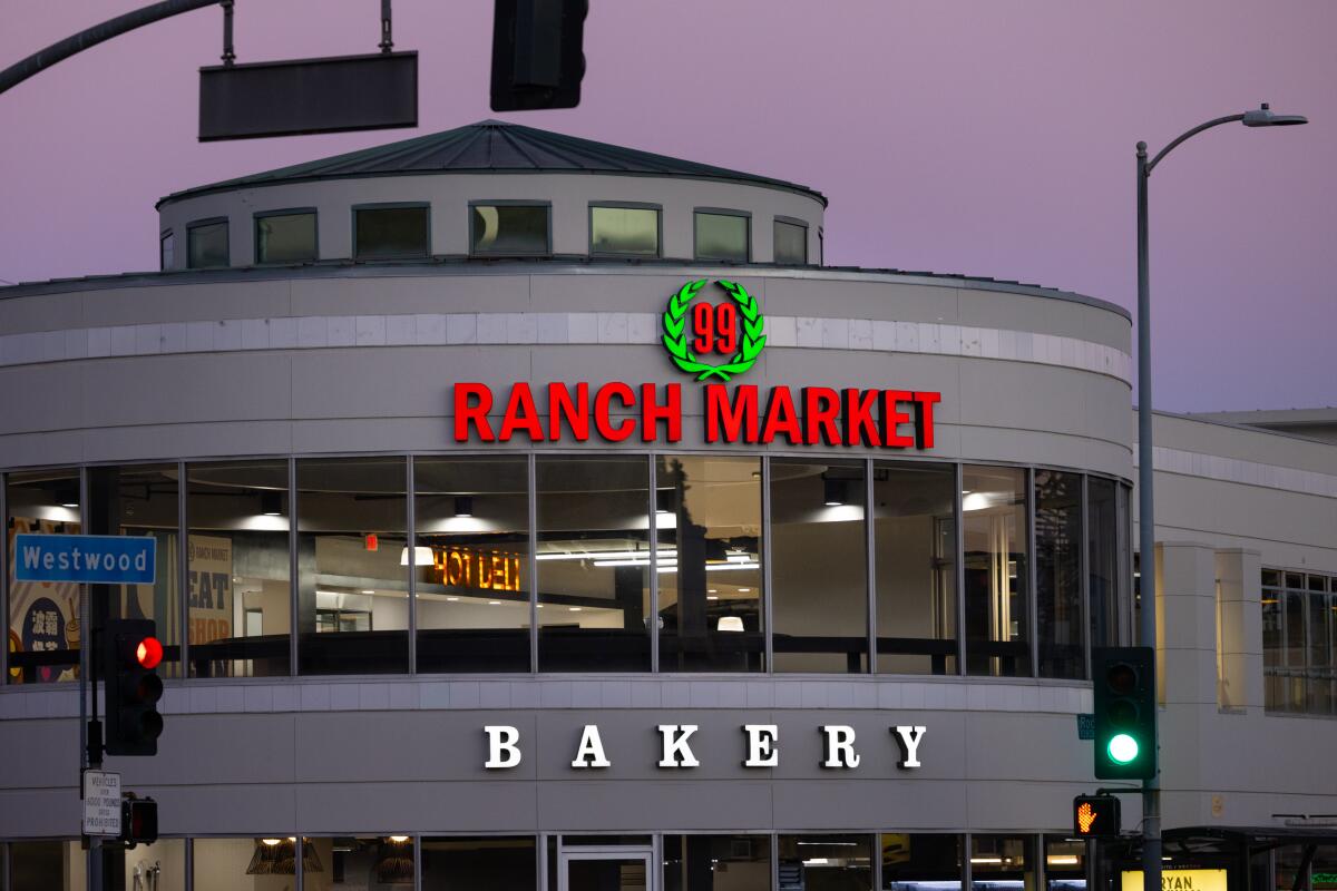99 Ranch Market mit rot beleuchtetem Schild 